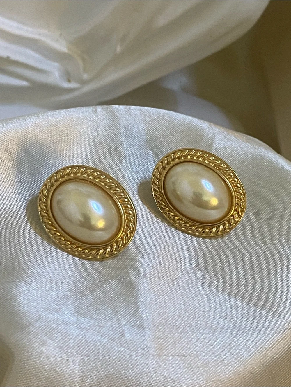 Vintage Sarah Coventry Rope Frame Faux Pearl Oval Pierced Earrings Gold Tone